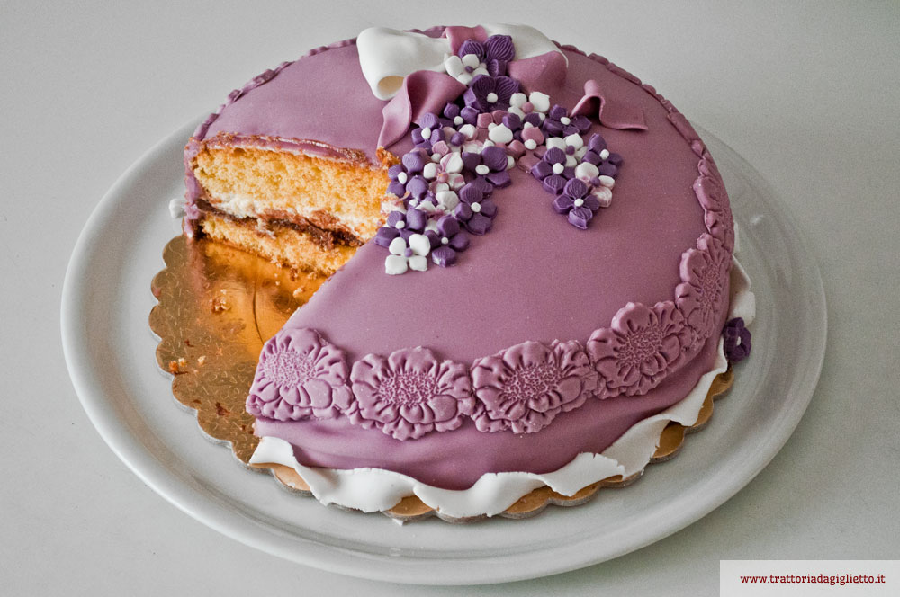 http://www.trattoriadagiglietto.it/wp-content/uploads/2013/02/Torta-Pan-di-Spagna-farcita-alle-creme-coperta-e-decorata-con-pasta-di-zucchero.jpg